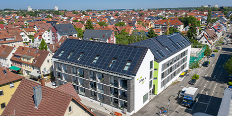 Wohngebäude mit Photovoltaikanlage auf Dächern